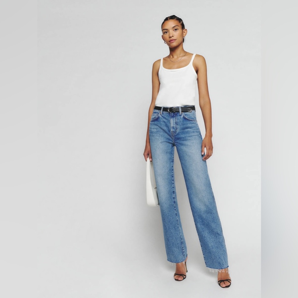 BRAND NEW. 	
Val 90s Mid Rise Straight Jeans